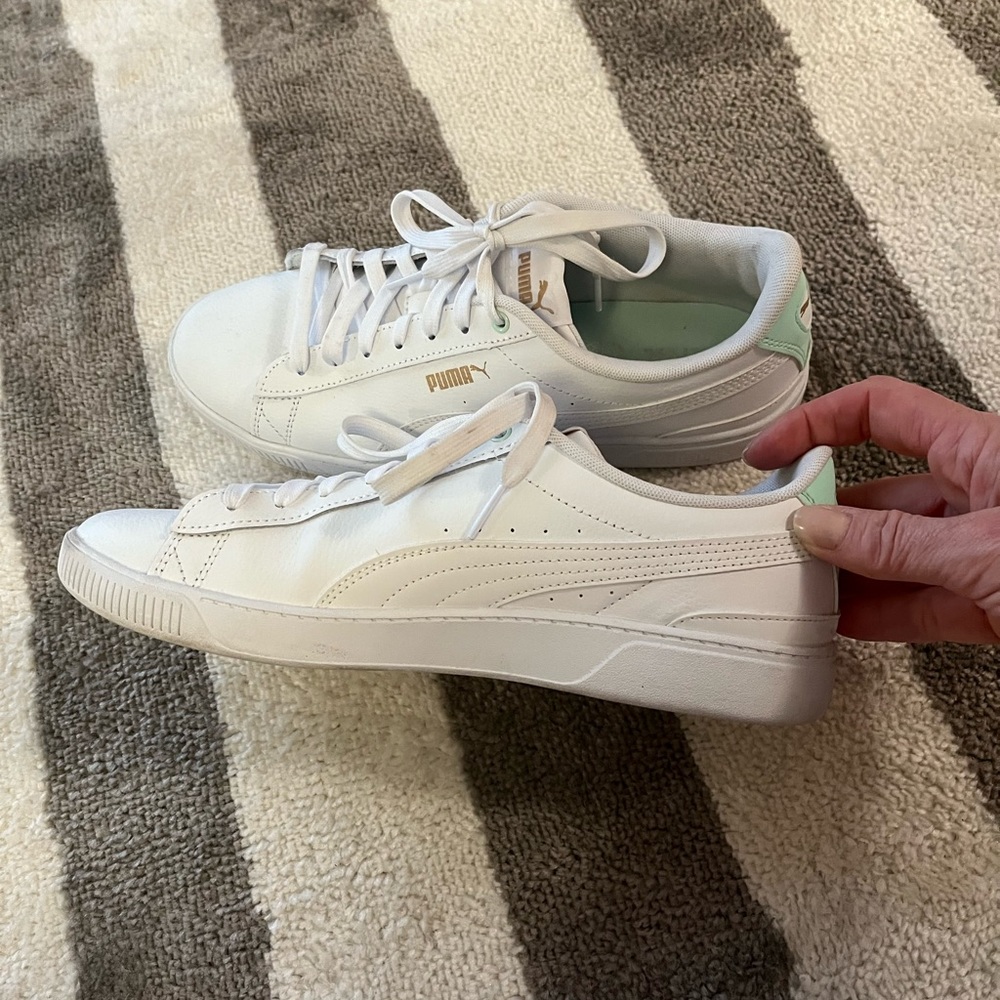 Puma white EUC size 10 tennies